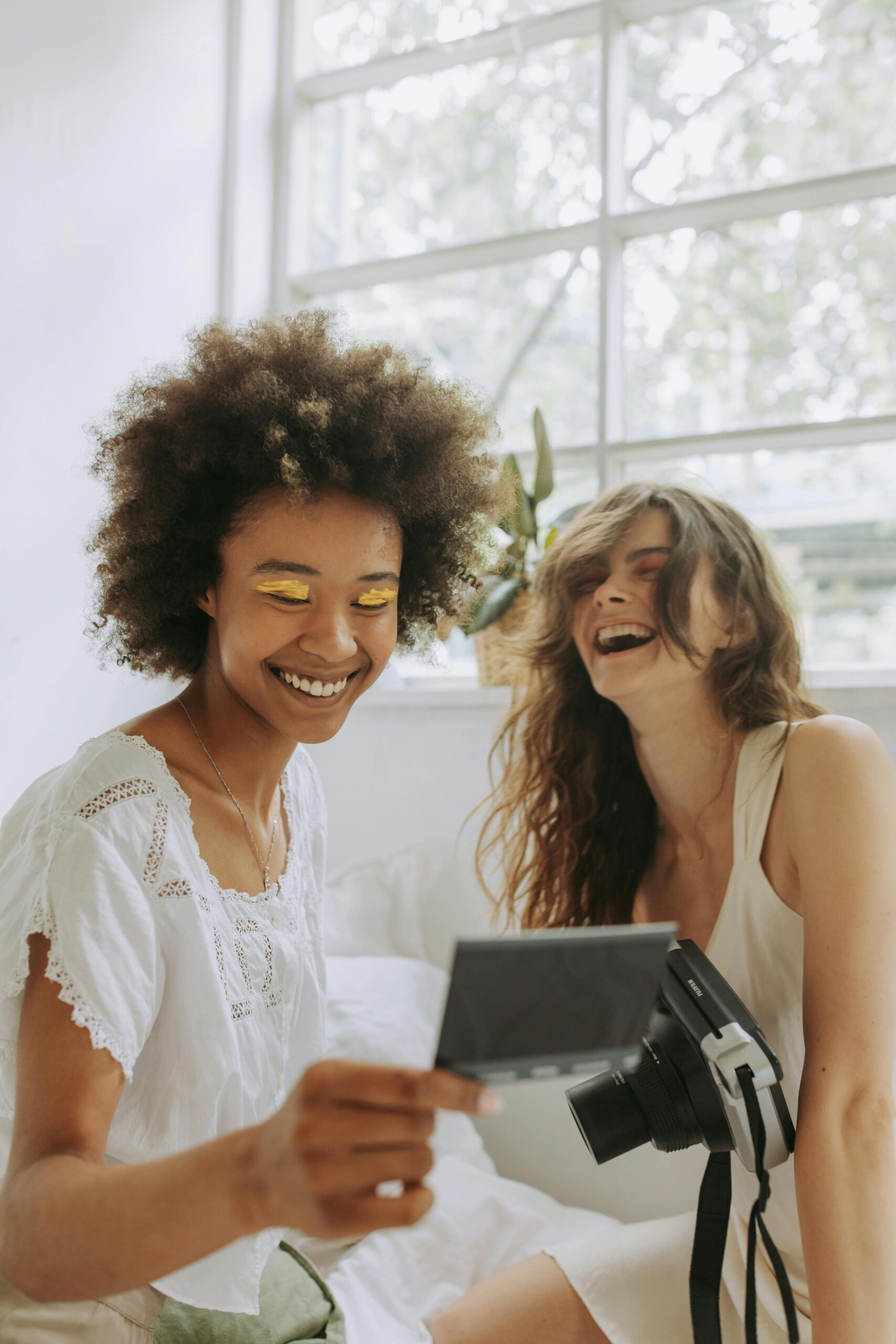 Klub Wolności Online – zarabiaj online, żyj offline z MindShiftLife Kobieta rozwijająca biznes online w programie Klub Wolności Online od MindShiftLife, ucząca się strategii zarabiania zdalnie i budowania finansowej niezależności.