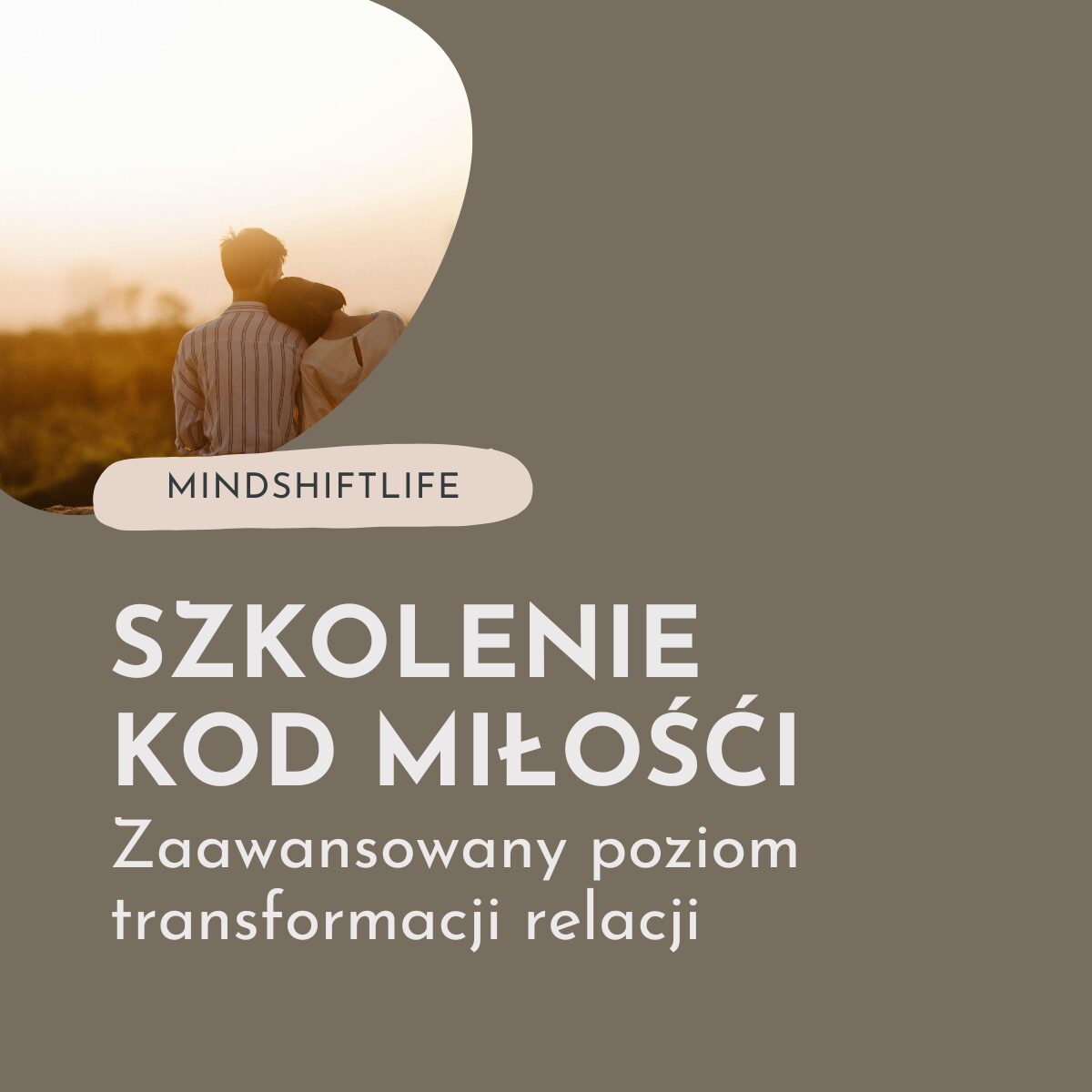 Szkolenie MindShiftLife – relacje pełne spokoju, zaufania i magnetyzmu Kobieta siedząca w ciszy, z zamkniętymi oczami, zanurzona w procesie transformacji energetycznej prowadzonej przez MindShiftLife